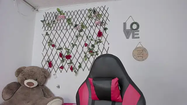 Snapshot of emma_grays2 chatting on 11/01/25, 04:08 emma grays2 online show from 11/01/25, 04:08