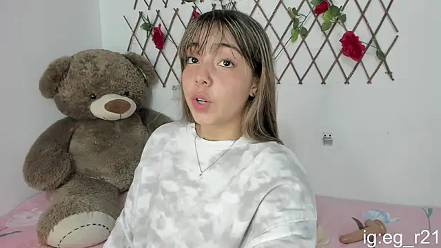 Snapshot of emma_grays2 chatting on 10/10/25, 04:02 emma grays2 online show from 10/10/25, 04:02