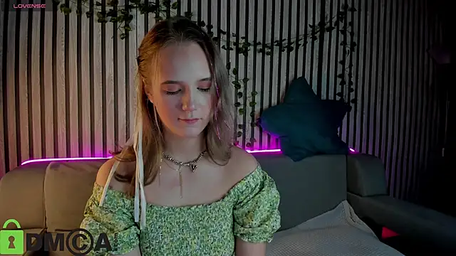 Snapshot of Casey_Sweeet chatting on 12/21/25, 03:57 Casey Sweeet online show from 12/21/25, 03:57