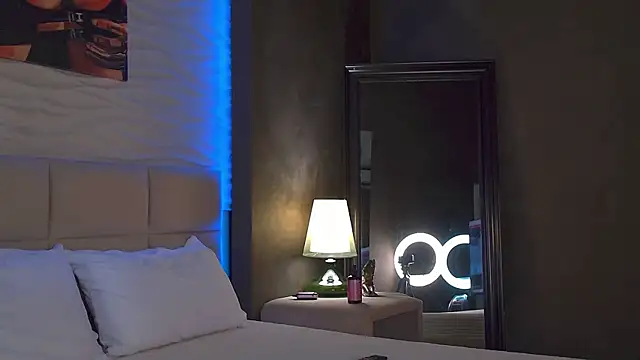 Snapshot of AriWild chatting on 09/19/25, 04:27 AriWild online show from 09/19/25, 04:27