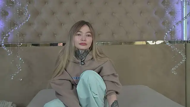 AriWild online show from 11/16/25, 05:01