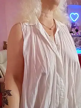 Snapshot of SquirtMilf00 chatting on 07/17/26, 04:43 SquirtMilf00 online show from 07/17/26, 04:43