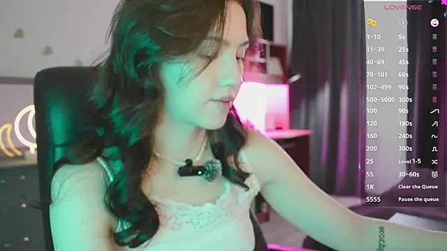 Snapshot of KendalHottt chatting on 10/24/25, 04:44 KendalHottt online show from 10/24/25, 04:44