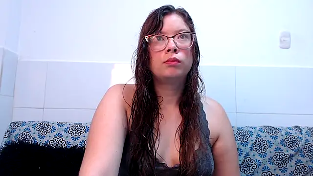 Snapshot of zoewhite2 chatting on 11/17/25, 02:10 zoewhite2 online show from 11/17/25, 02:10