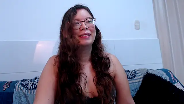 Snapshot of zoewhite2 chatting on 12/01/25, 02:18 zoewhite2 online show from 12/01/25, 02:18