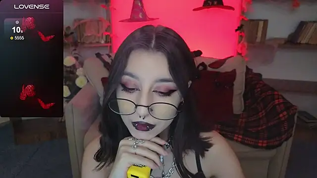 Snapshot of Mistress__Marcelline chatting on 10/17/25, 09:45 Mistress Marcelline online show from 10/17/25, 09:45