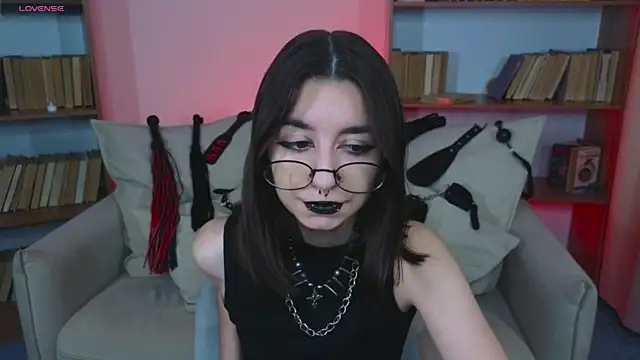 Snapshot of Mistress__Marcelline chatting on 09/13/25, 09:53 Mistress Marcelline online show from 09/13/25, 09:53