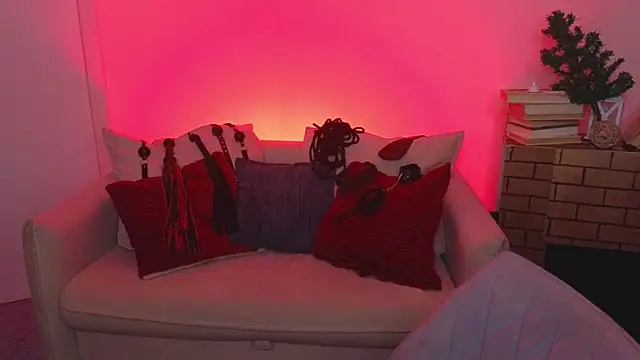 Snapshot of Mistress__Marcelline chatting on 12/18/25, 10:08 Mistress Marcelline online show from 12/18/25, 10:08