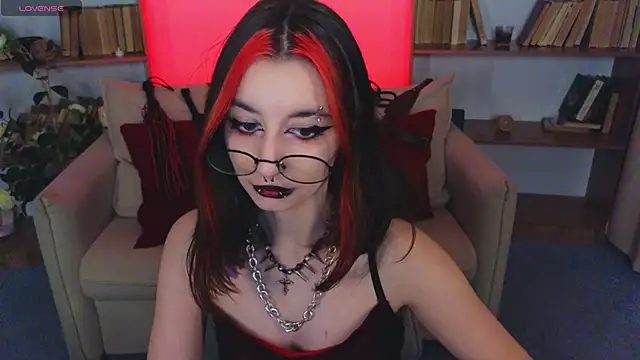 Snapshot of Mistress__Marcelline chatting on 11/22/25, 10:03 Mistress Marcelline online show from 11/22/25, 10:03