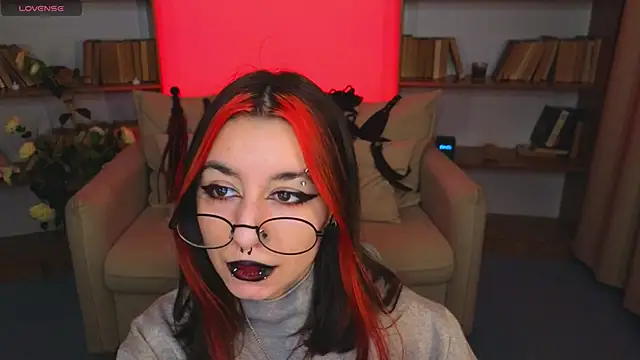 Snapshot of Mistress__Marcelline chatting on 11/28/25, 10:48 Mistress Marcelline online show from 11/28/25, 10:48