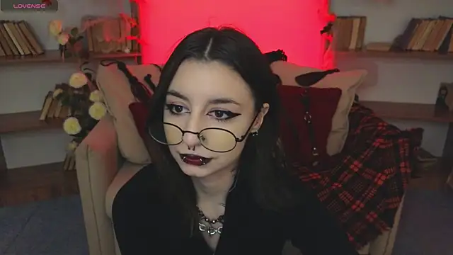 Snapshot of Mistress__Marcelline chatting on 10/18/25, 09:22 Mistress Marcelline online show from 10/18/25, 09:22