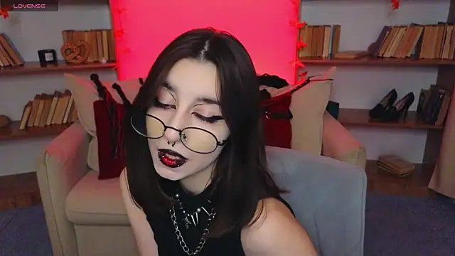 Snapshot of Mistress__Marcelline chatting on 10/03/25, 10:06 Mistress Marcelline online show from 10/03/25, 10:06