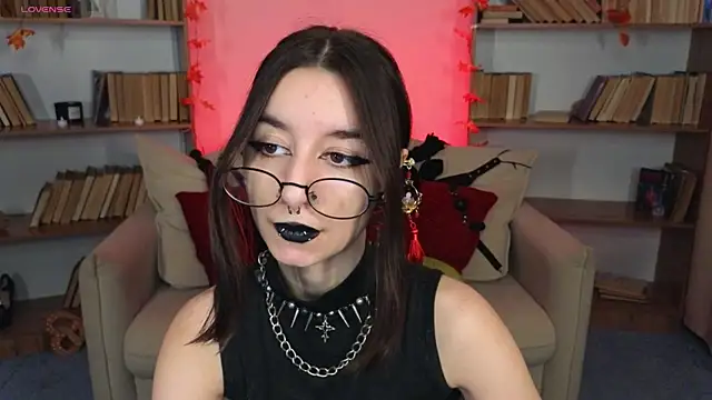 Snapshot of Mistress__Marcelline chatting on 09/20/25, 10:09 Mistress Marcelline online show from 09/20/25, 10:09