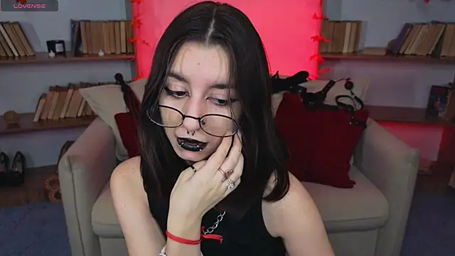 Snapshot of Mistress__Marcelline chatting on 09/18/25, 09:34 Mistress Marcelline online show from 09/18/25, 09:34