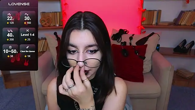 Snapshot of Mistress__Marcelline chatting on 10/04/25, 10:06 Mistress Marcelline online show from 10/04/25, 10:06