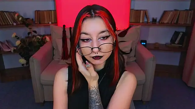 Snapshot of Mistress__Marcelline chatting on 11/29/25, 09:53 Mistress Marcelline online show from 11/29/25, 09:53