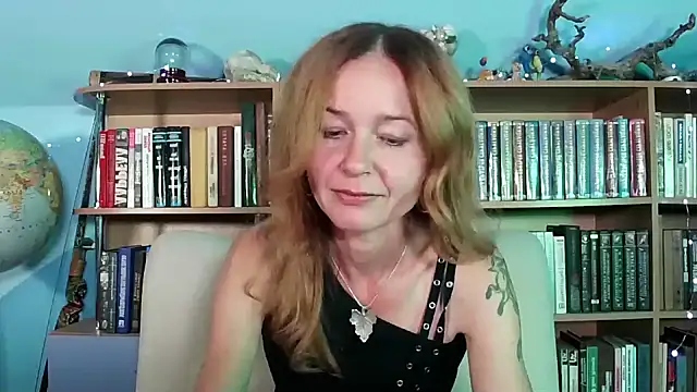 Snapshot of Foxilady357 chatting on 09/14/25, 02:17 Foxilady357 online show from 09/14/25, 02:17