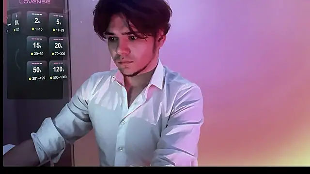 Snapshot of 1RobertTT chatting on 10/28/25, 09:14 1RobertTT online show from 10/28/25, 09:14