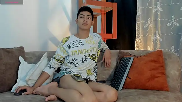 Snapshot of LoganTwink18 chatting on 02/07/26, 01:30 LoganTwink18 online show from 02/07/26, 01:30