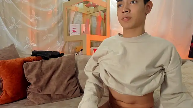 LoganTwink18 online show from 04/06/26, 11:06