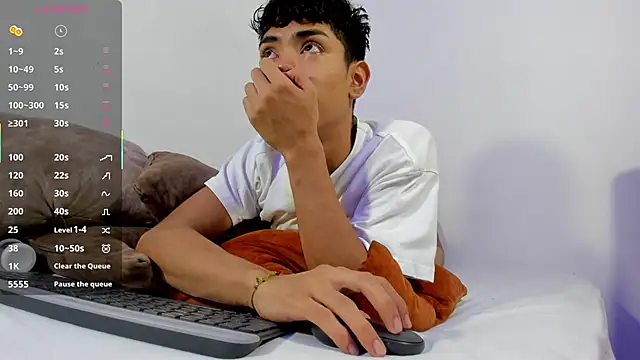 Snapshot of LoganTwink18 chatting on 01/15/26, 04:21 LoganTwink18 online show from 01/15/26, 04:21