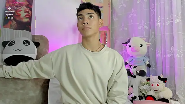 Snapshot of LoganTwink18 chatting on 02/14/26, 01:17 LoganTwink18 online show from 02/14/26, 01:17