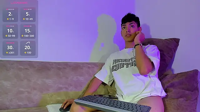 LoganTwink18 online show from 10/31/25, 01:24