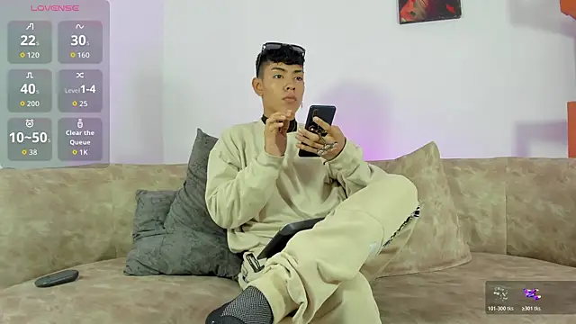 LoganTwink18 online show from 11/13/25, 12:53