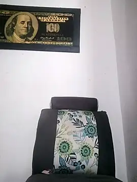 Snapshot of Valenn_fernandez chatting on 04/25/26, 04:26 Valenn fernandez online show from 04/25/26, 04:26