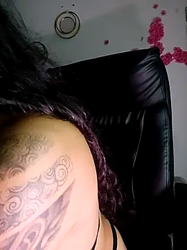 Snapshot of Valenn_fernandez chatting on 07/14/26, 02:05 Valenn fernandez online show from 07/14/26, 02:05