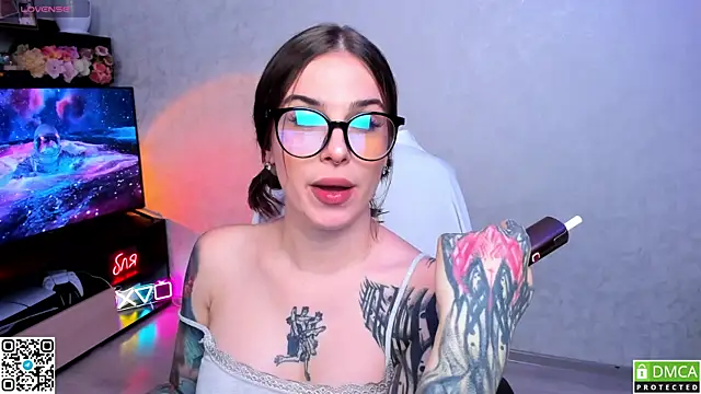 Snapshot of Arya_deepthroat_queen chatting on 09/27/25, 01:01 Arya deepthroat queen online show from 09/27/25, 01:01