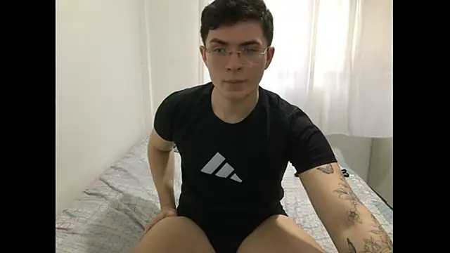 Snapshot of MatheusYoko chatting on 10/01/25, 04:11 MatheusYoko online show from 10/01/25, 04:11