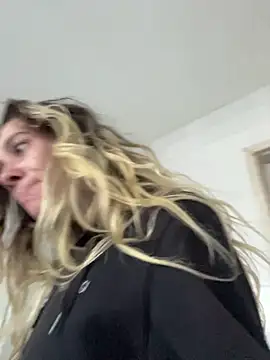 Snapshot of blond-96 chatting on 12/03/25, 10:03 blond-96 online show from 12/03/25, 10:03