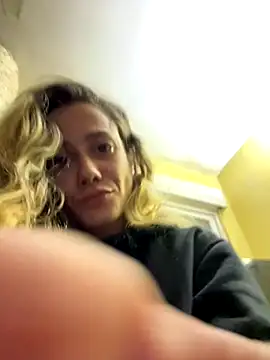 Snapshot of blond-96 chatting on 10/27/25, 08:59 blond-96 online show from 10/27/25, 08:59