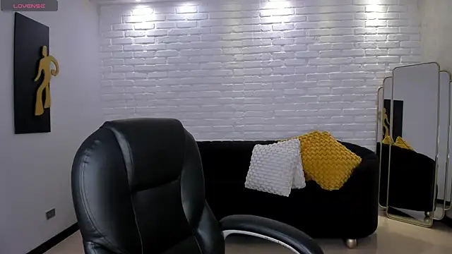 SophieHouston  online show from 12/17/25, 04:39