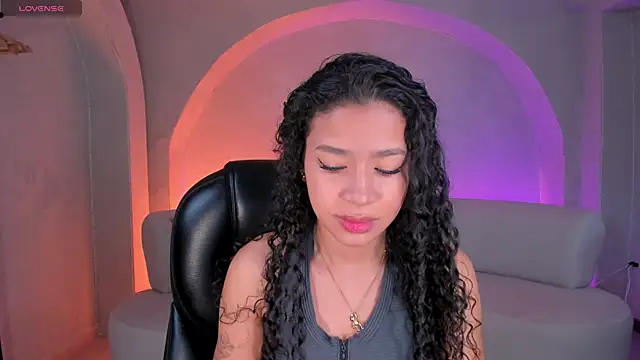 Snapshot of SophieHouston_ chatting on 10/17/25, 04:38 SophieHouston online show from 10/17/25, 04:38