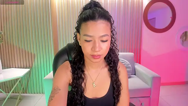 Snapshot of SophieHouston_ chatting on 10/07/25, 04:13 SophieHouston online show from 10/07/25, 04:13
