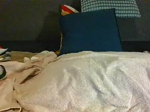 Snapshot of blue-moon23 chatting on 10/17/25, 04:42 blue-moon23 online show from 10/17/25, 04:42