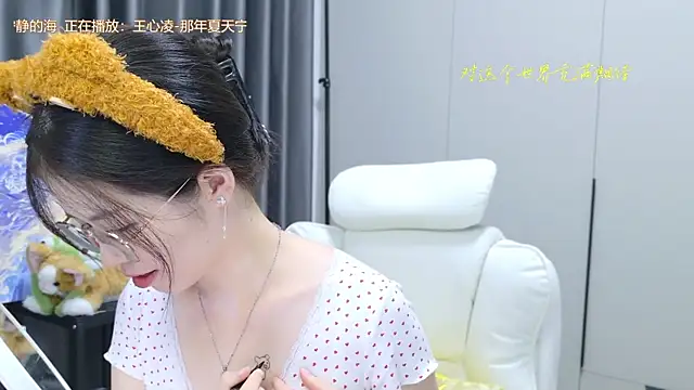 Snapshot of Qianqian-888 chatting on 10/17/25, 01:13 Qianqian-888 online show from 10/17/25, 01:13