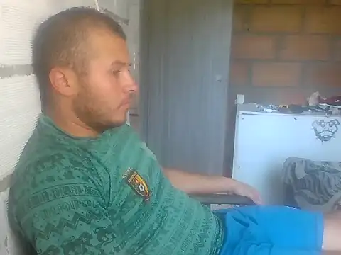 santiii   12 online show from 12/14/25, 04:56