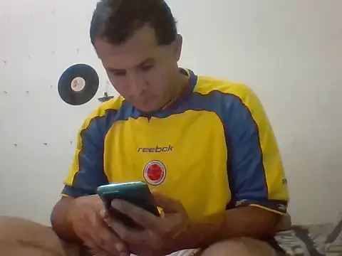 santiii   12 online show from 02/05/26, 06:15