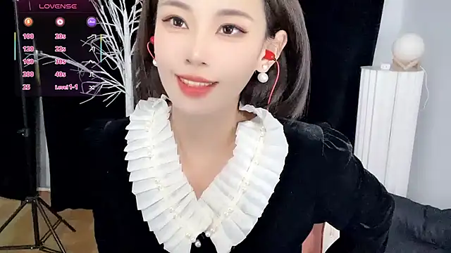 xiaoyue8888 online show from 10/28/25, 03:07