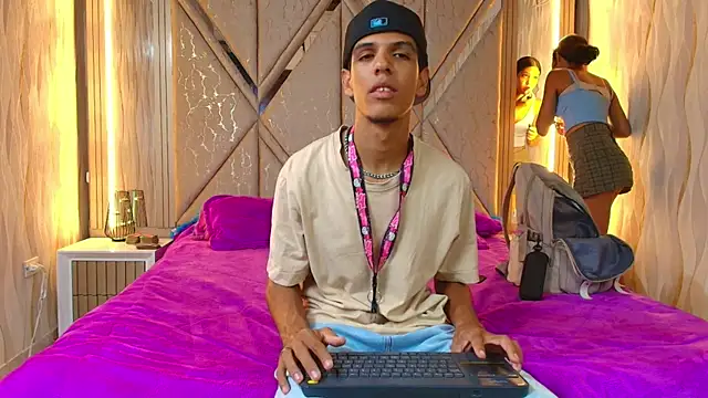 Snapshot of Hotcouple_222 chatting on 11/13/25, 07:45 Hotcouple 222 online show from 11/13/25, 07:45