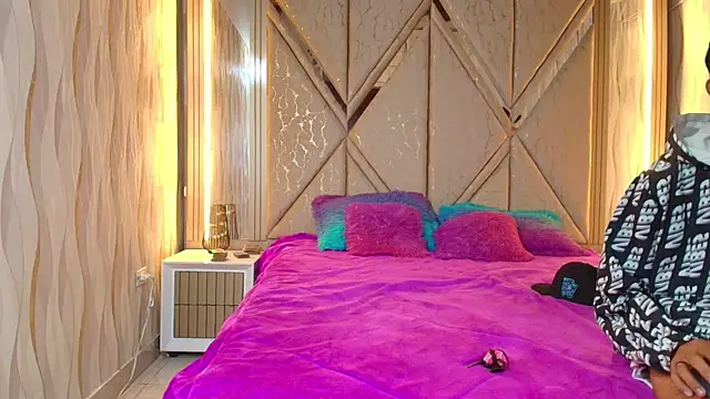 Snapshot of Hotcouple_222 chatting on 11/15/25, 07:34 Hotcouple 222 online show from 11/15/25, 07:34