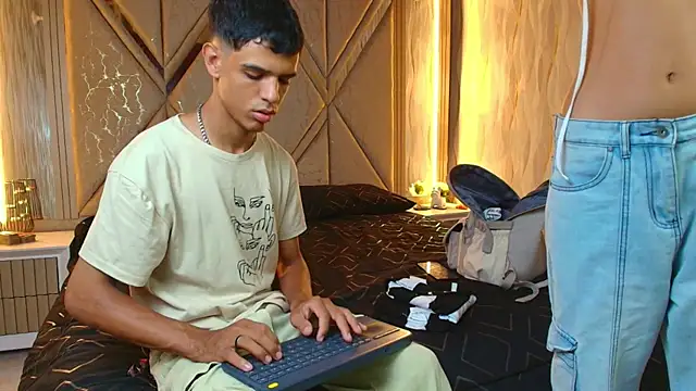 Snapshot of Hotcouple_222 chatting on 11/23/25, 07:40 Hotcouple 222 online show from 11/23/25, 07:40