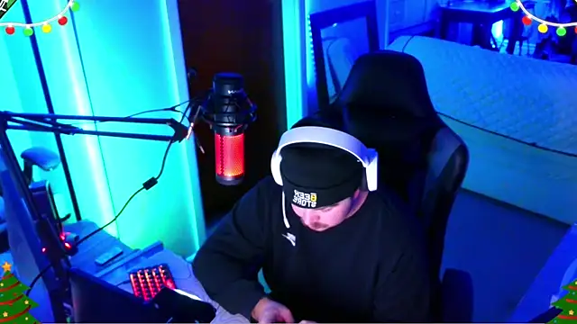 Snapshot of Bigboyballen chatting on 12/17/25, 10:37 Bigboyballen online show from 12/17/25, 10:37