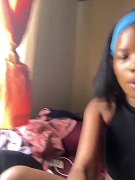 Snapshot of Caramel_Mellow chatting on 10/13/25, 10:06 Caramel Mellow online show from 10/13/25, 10:06