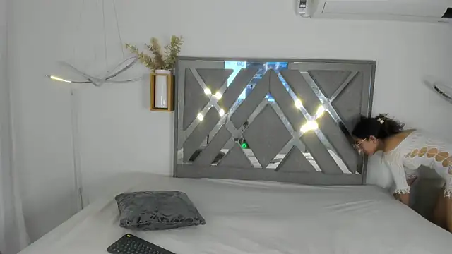 Akira Hime online show from 10/21/25, 04:34