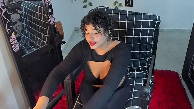 Snapshot of chloe_kisses chatting on 10/27/25, 11:33 chloe kisses online show from 10/27/25, 11:33