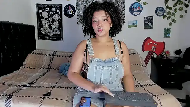 Snapshot of chloe_kisses chatting on 09/14/25, 10:15 chloe kisses online show from 09/14/25, 10:15